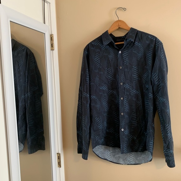 Theory. Luxury brand. Button up top . - Picture 2 of 6